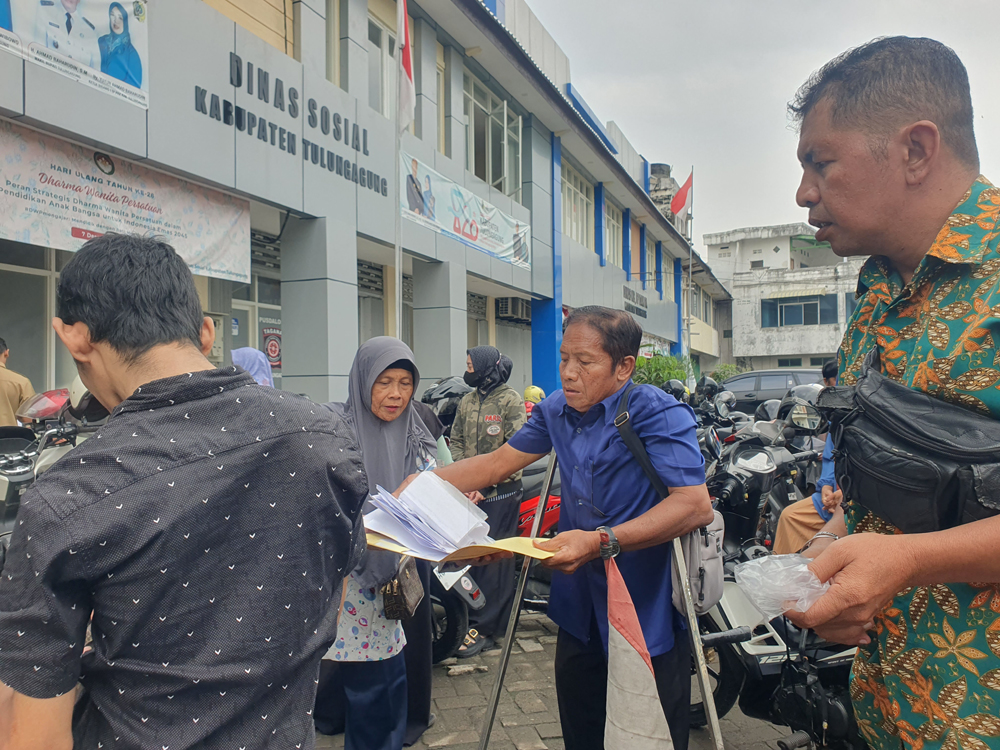 Tak Dapat Pencairan, Puluhan Penyandang Disabilitas Datangi Kantor Dinsos Tulungagung Cek Status Bansos