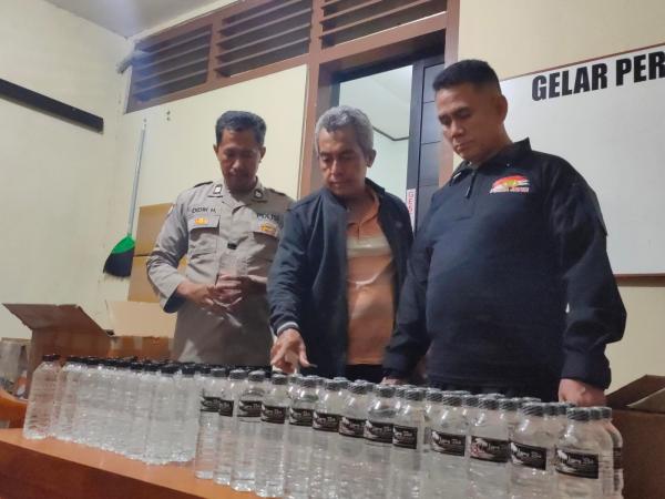 Polisi Amankan Ratusan Botol Isi Arak Bali di Wilayah Peterongan Jombang