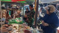 Sapa Pedagang Pasar Kabuh, Pak Babinsa Pantau Stabilitas Harga Sembako Pasca-Lebaran