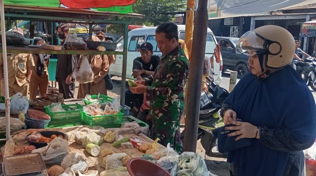 Sapa Pedagang Pasar Kabuh, Pak Babinsa Pantau Stabilitas Harga Sembako Pasca-Lebaran