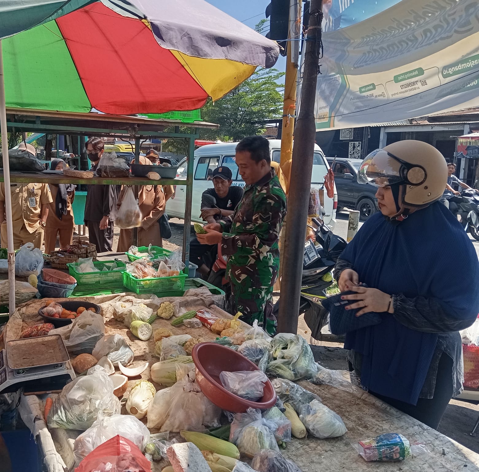 Sapa Pedagang Pasar Kabuh, Pak Babinsa Pantau Stabilitas Harga Sembako Pasca-Lebaran