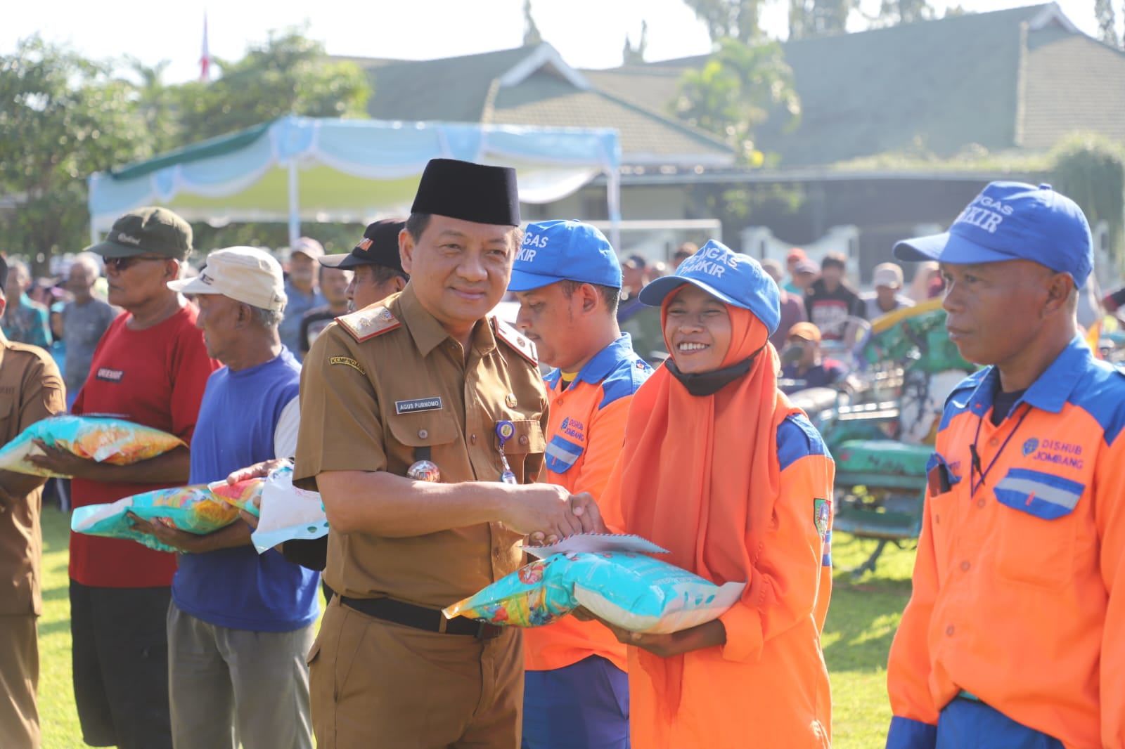 Sebanyak 2.495 Warga Terima Bansos Pemkab Jombang, Didominasi Tukang Becak dan PPKS