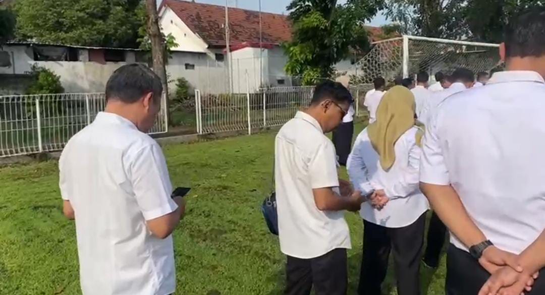 Hari Pertama Kerja di Pemkab Jombang Diwarnai ASN Berlarian Telat hingga Main Ponsel saat Apel