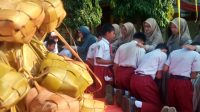 Kala Siswa SDN Menturus Jombang Belajar Memaknai Filosofi Ketupat