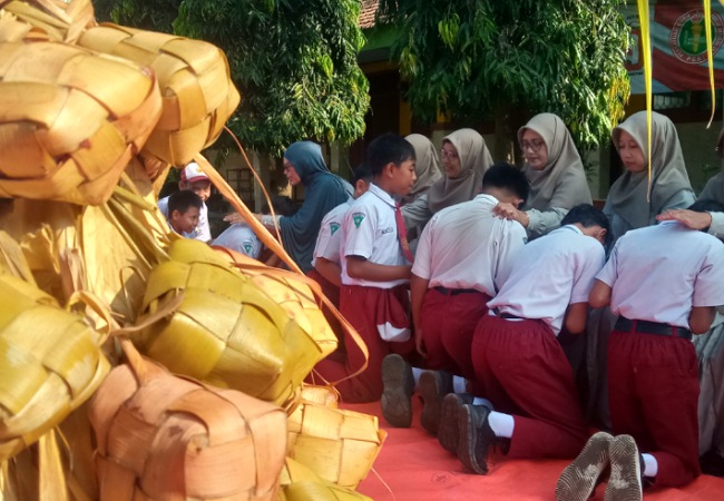 Kala Siswa SDN Menturus Jombang Belajar Memaknai Filosofi Ketupat