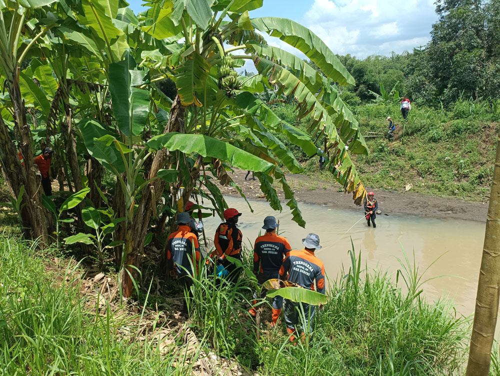 Basarnas dan BPBD Lakukan Pencarian Bocah Hilang Tenggelam di Sungai Banyakan