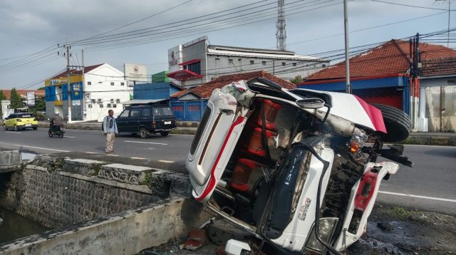 Usai Antar Penumpang, Minibus Terguling di Mojoagung