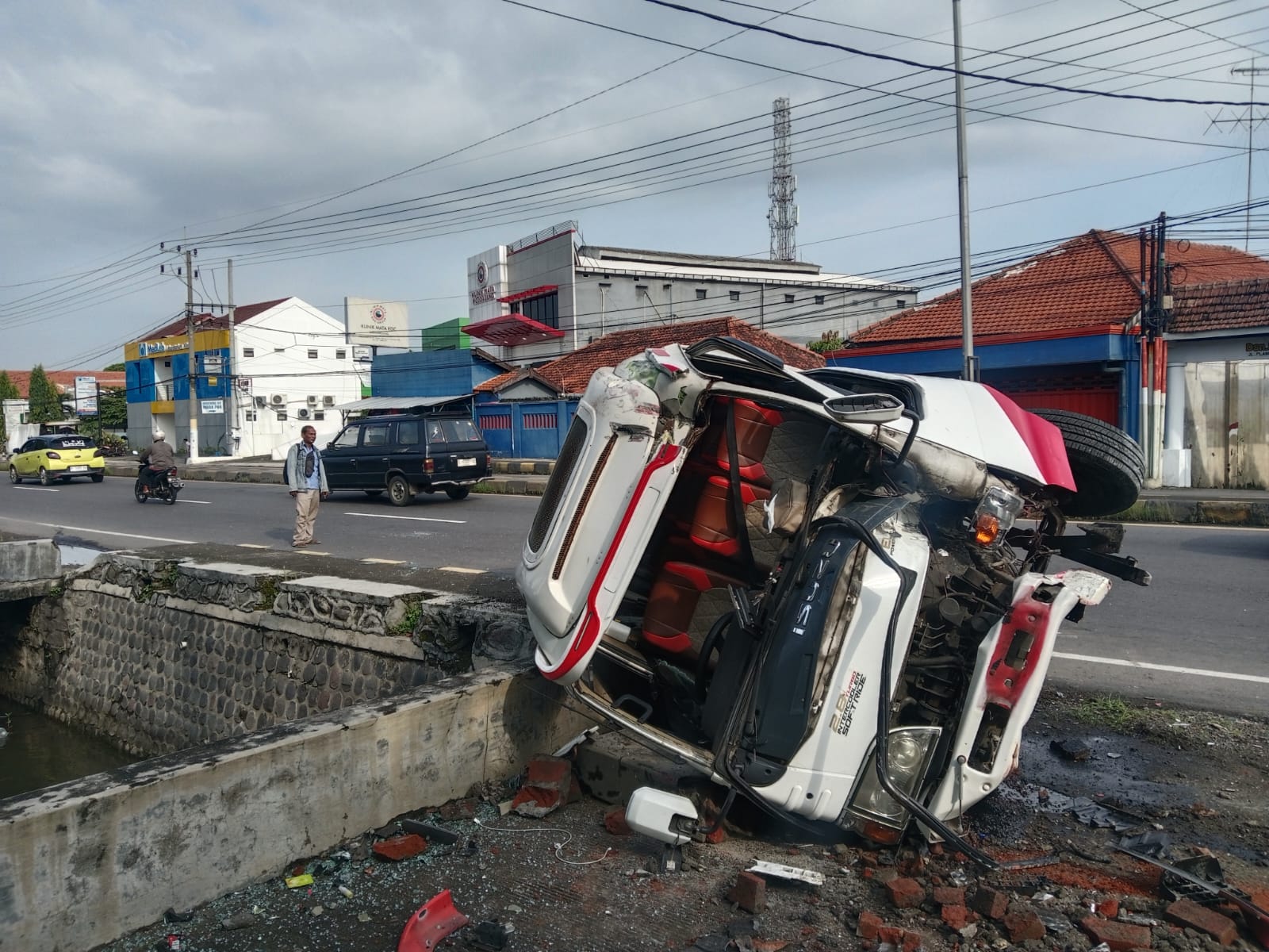 Usai Antar Penumpang, Minibus Terguling di Mojoagung