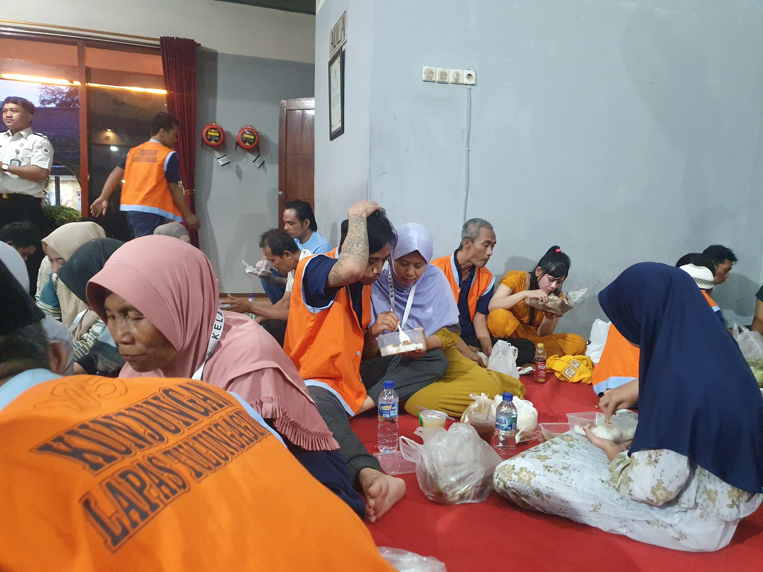 Penuh Haru, 70 Warga Binaan Lapas Tulungagung Bisa Buka Puasa Bersama Keluarganya
