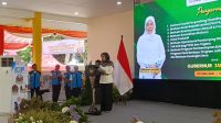 Gubernur Jatim Serahkan Bansos dan Tali Asih Pilar Sosial