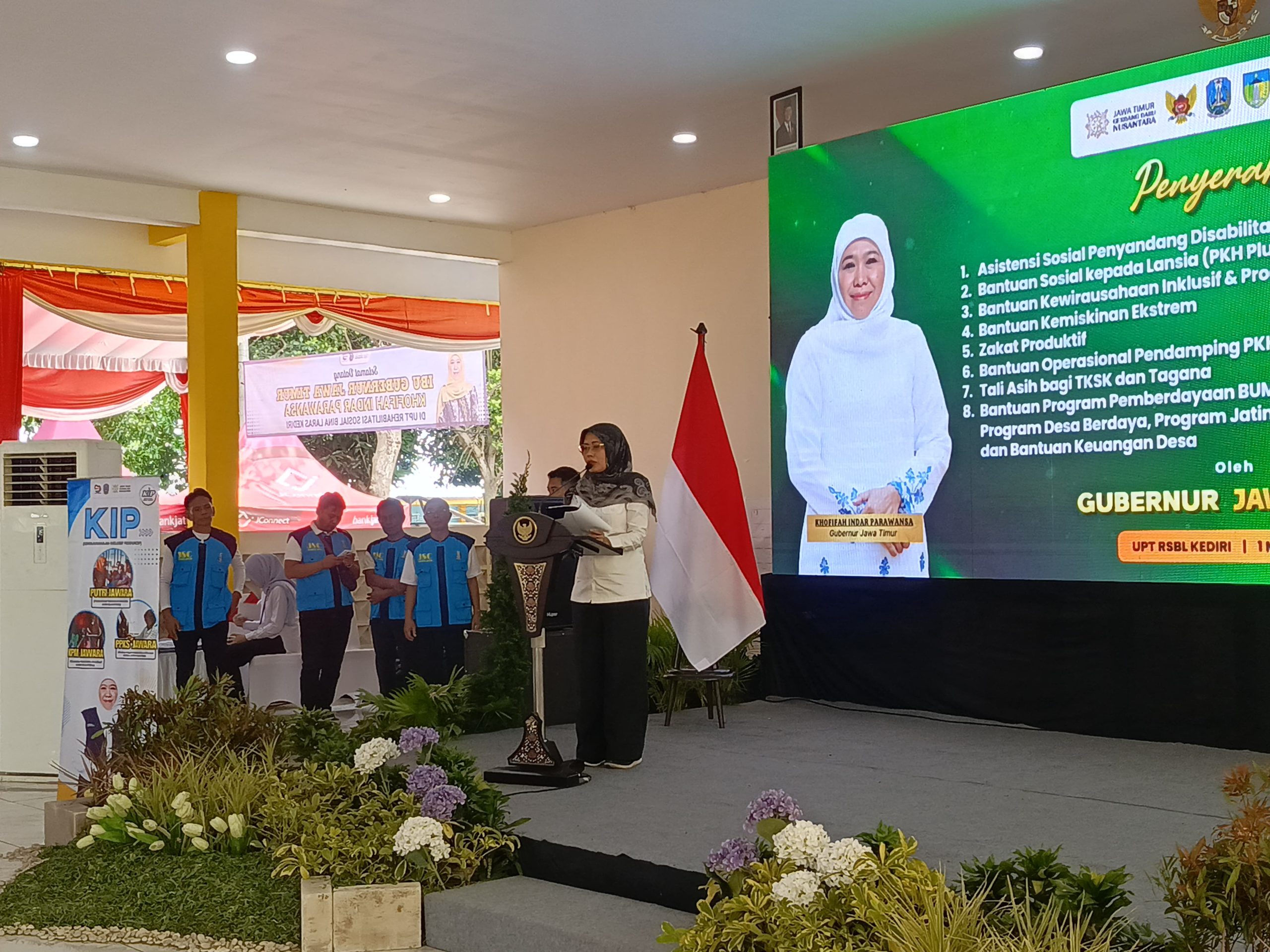 Gubernur Jatim Serahkan Bansos dan Tali Asih Pilar Sosial