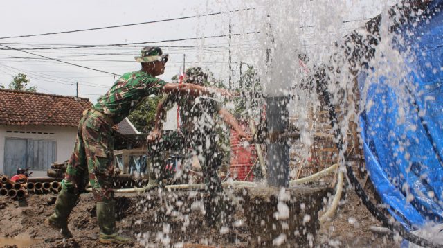 Sumur Bor TMMD di Dusun Templek Kediri Akhirnya Mengeluarkan Air Bersih