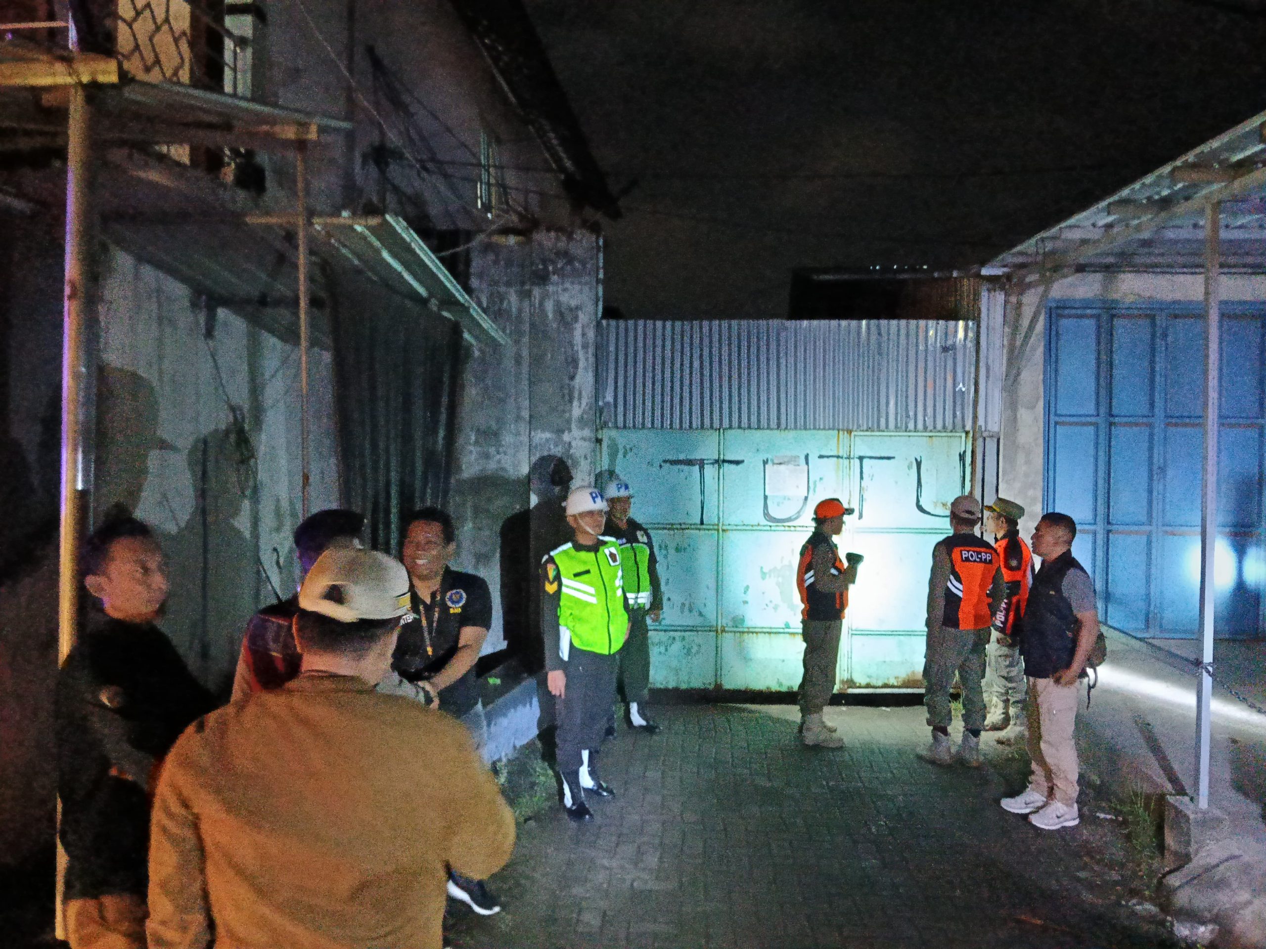 Petugas Gabungan Razia Tempat Hiburan Malam di Barat Sungai