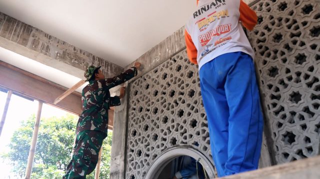 Satgas TMMD Marinir Rehabilitasi Musala Al Ikhlas di Desa Gadungan
