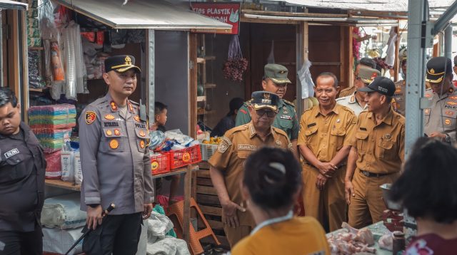 Monitoring Pasar dan Pos Pengamanan, Kapolres-Bupati Blitar Pastikan Stok Aman