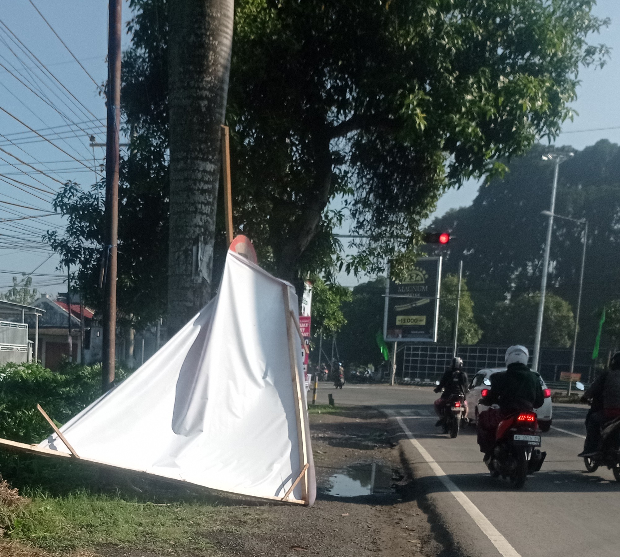Jelang Lebaran, Waspada Baliho Tumbang saat Hujan dan Angin Kencang