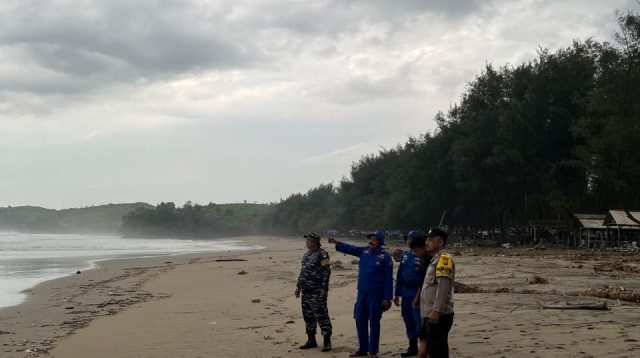 Ngabuburit Mancing di Tebing Laut, Empat Pemancing Terseret Ombak, 1 Amblas