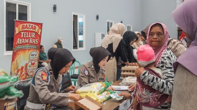 Dukung Gerakan Pangan Murah Polri, Polres Blitar Gelar Bazar Sembako Murah untuk Warga
