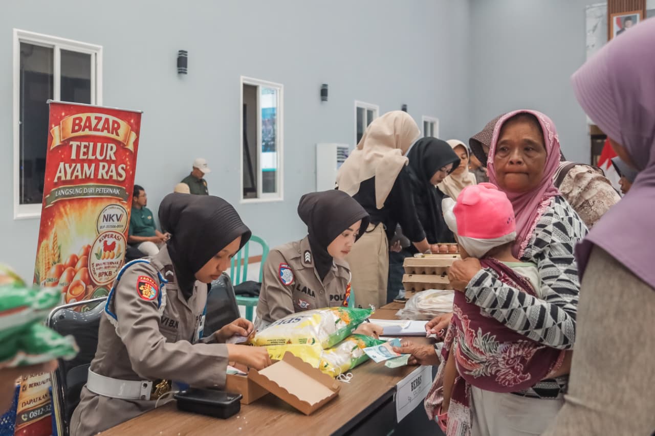 Dukung Gerakan Pangan Murah Polri, Polres Blitar Gelar Bazar Sembako Murah untuk Warga