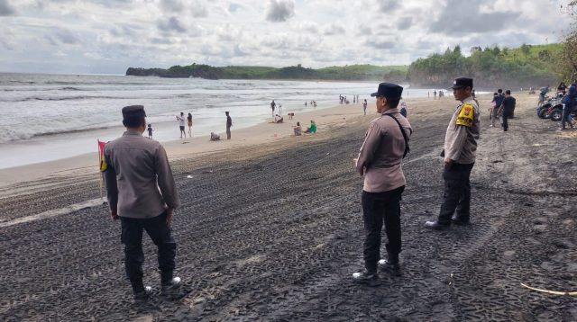 Ribuan Wisatawan Padati Pantai Serang Blitar, Polisi Gencar Patroli