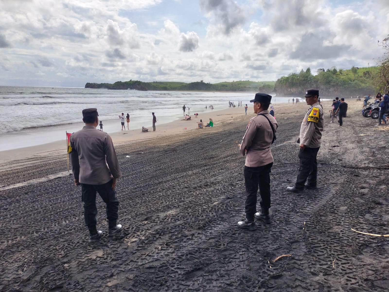 Ribuan Wisatawan Padati Pantai Serang Blitar, Polisi Gencar Patroli