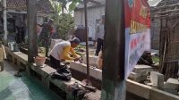 Belasan Babinsa Kodim 0814-05/Perak saat melaksanakan kegiatan bedah rumah.