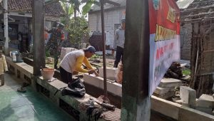 Belasan Babinsa Kodim 0814-05/Perak saat melaksanakan kegiatan bedah rumah.