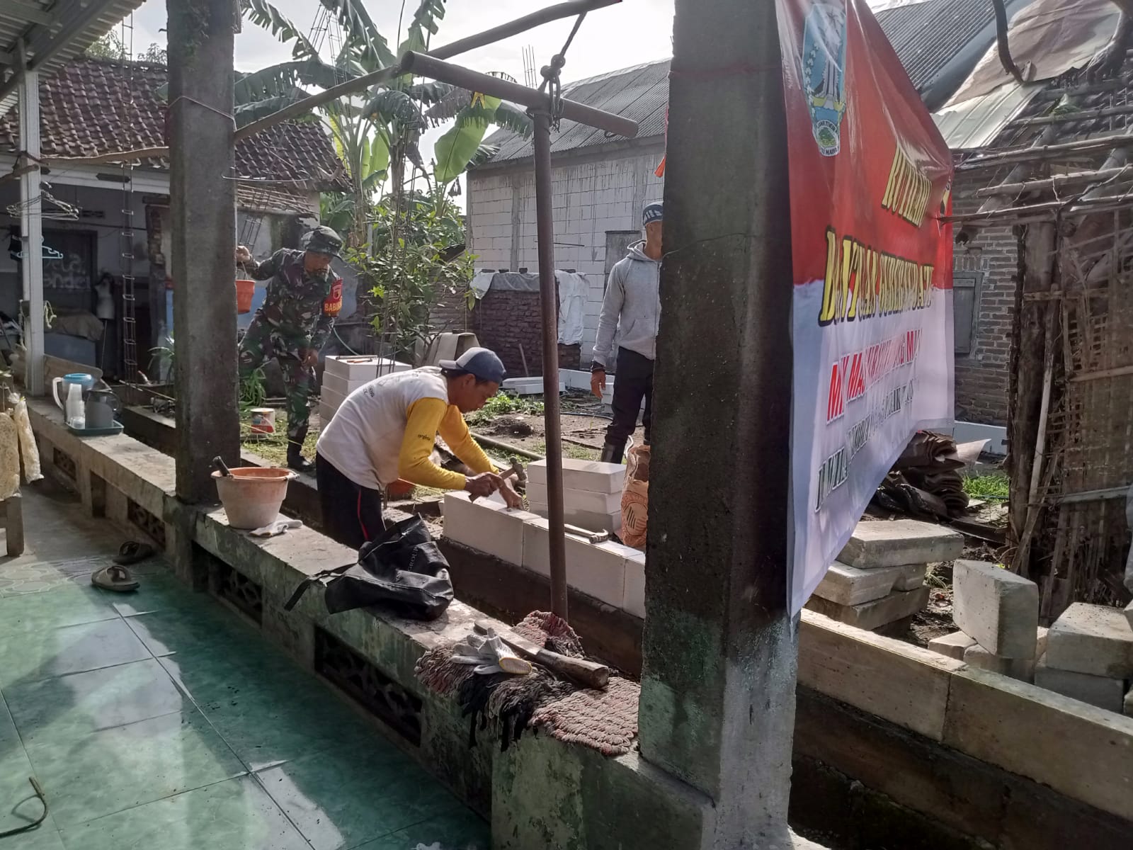 Belasan Babinsa Kodim 0814-05/Perak saat melaksanakan kegiatan bedah rumah.