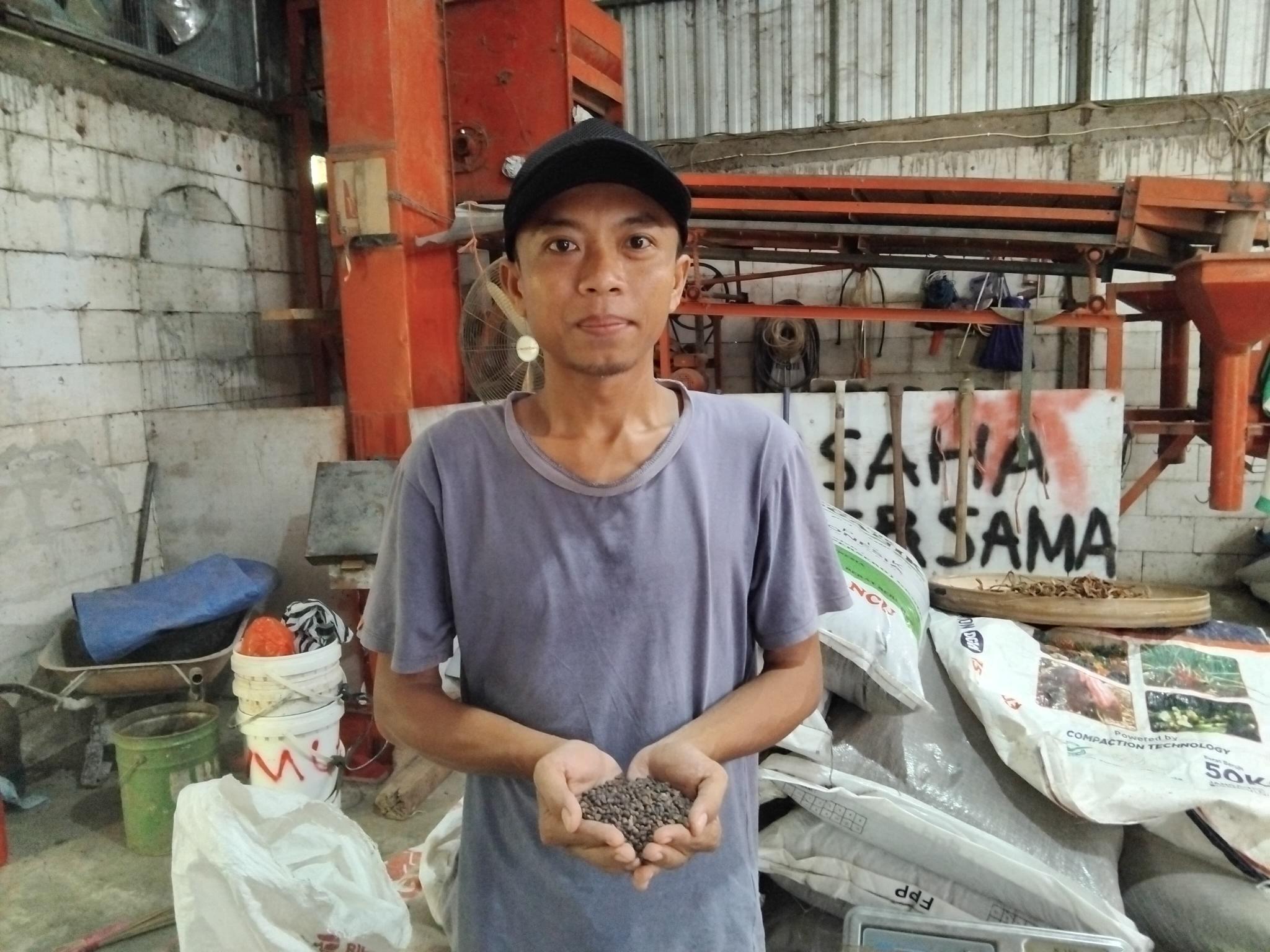 Dony Kristanto (31) seorang petani muda kangkung Kabupaten Jombang sukses membangun ekosistem pertanian.