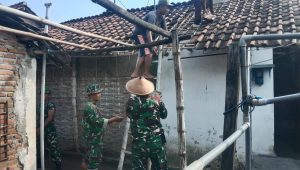 Babinsa Koramil 04/Gudo, Sertu Edi Santoso bersama anggota lainnya melaksanakan giat bantu warga.