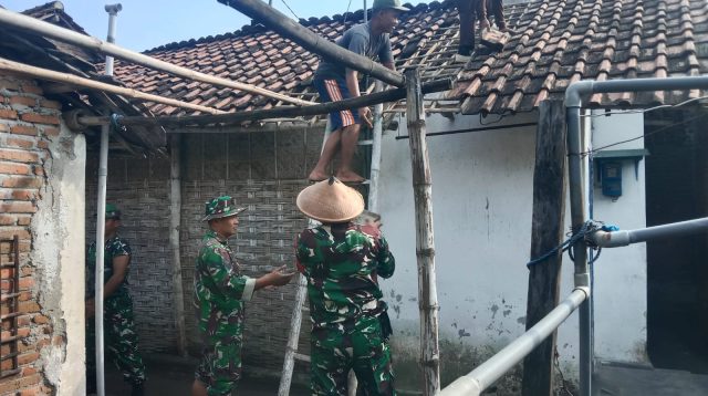 Babinsa Koramil 04/Gudo, Sertu Edi Santoso bersama anggota lainnya melaksanakan giat bantu warga.