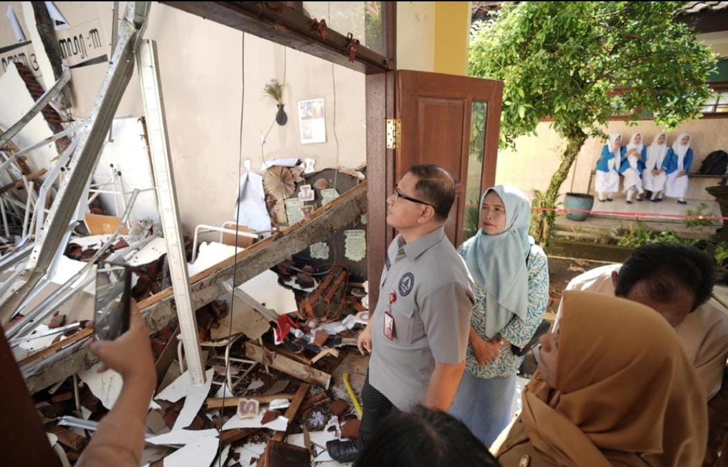 Atap Tiga Kelas SMKN 1 Ampelgading Ambruk, Dindik Jatim Targetkan Perbaikan Rampung Sebulan