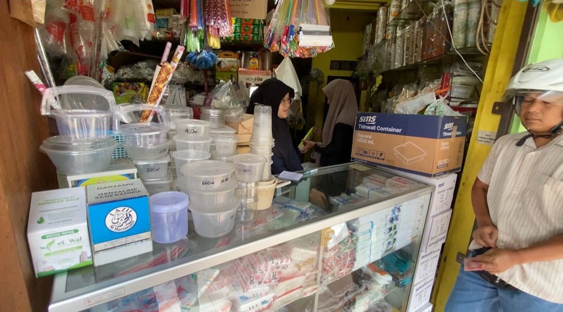Harga Plastik Melonjak Tajam, Pedagang Kecil di Kota Batu Mulai Tertekan