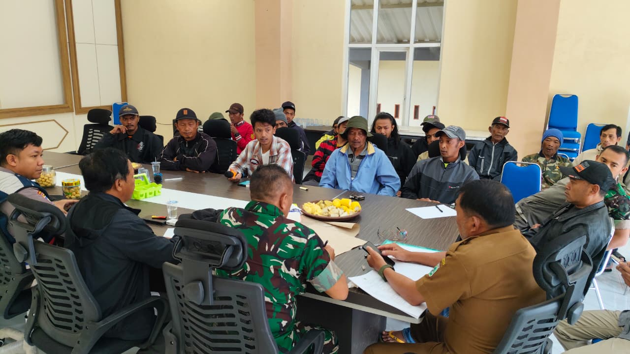 Warga Gimbo geruduk Pemdes Sumberbrantas