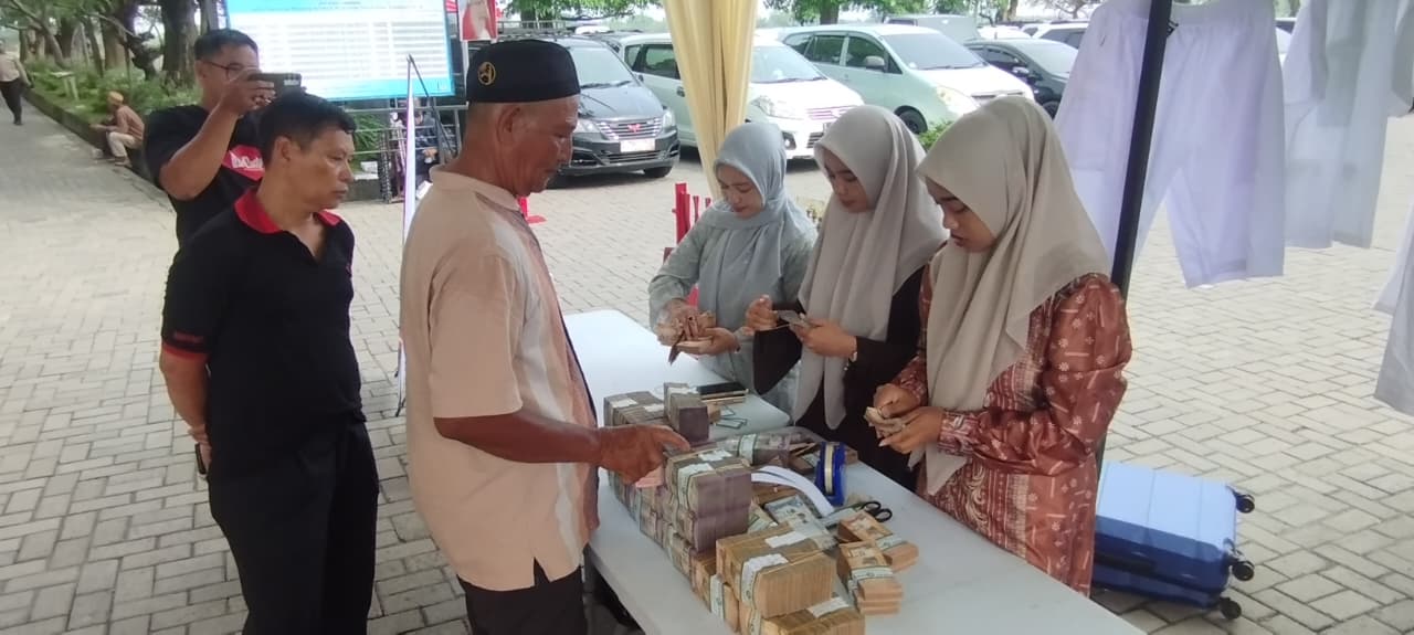 Persiapan Bekal ke Tanah Suci, Jasa Penukaran Riyal di Lamongan Diserbu Calon Jamaah Haji