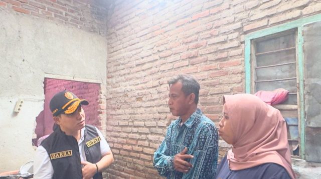 Gus Barra meninjau langsung rumah warga yang mengalami kerusakan akibat angin puting beliung.