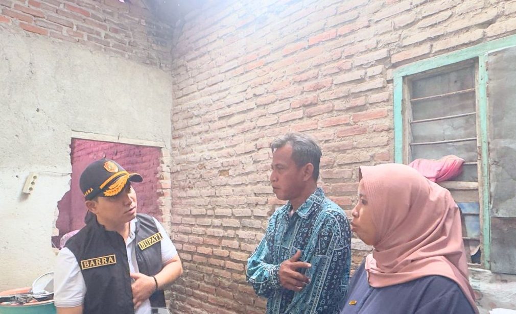 Gus Barra meninjau langsung rumah warga yang mengalami kerusakan akibat angin puting beliung.