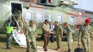 Dandim 0812 Lamongan Letkol Inf Deni Suryo Anggo Digdo menyambut kedatangan Menhan RI  Jenderal TNI (Purn) Sjafri Sjamsoeddin melakukan kunjungan kerja strategis.