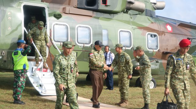 Dandim 0812 Lamongan Letkol Inf Deni Suryo Anggo Digdo menyambut kedatangan Menhan RI  Jenderal TNI (Purn) Sjafri Sjamsoeddin melakukan kunjungan kerja strategis.