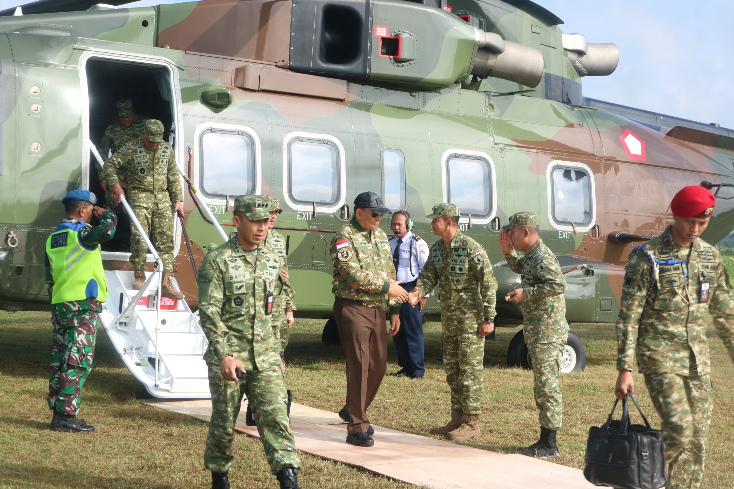 Dandim 0812 Lamongan Letkol Inf Deni Suryo Anggo Digdo menyambut kedatangan Menhan RI  Jenderal TNI (Purn) Sjafri Sjamsoeddin melakukan kunjungan kerja strategis.