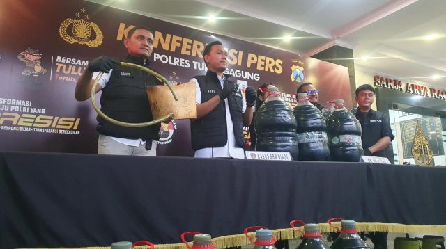 Satreskrim Polres Tulungagung saat melakukan konferensi pers ungkap kasus penyalahgunaan BBM.