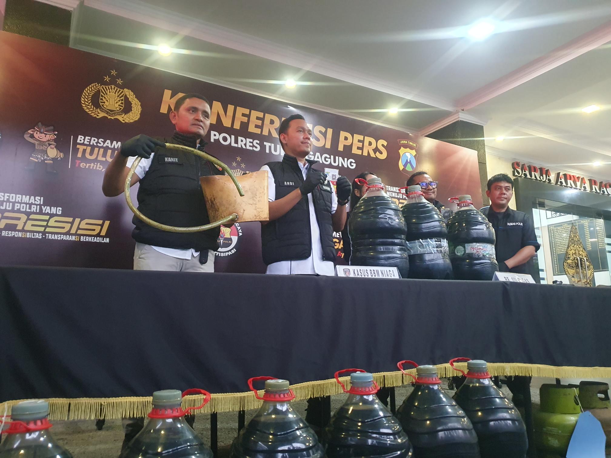 Satreskrim Polres Tulungagung saat melakukan konferensi pers ungkap kasus penyalahgunaan BBM.