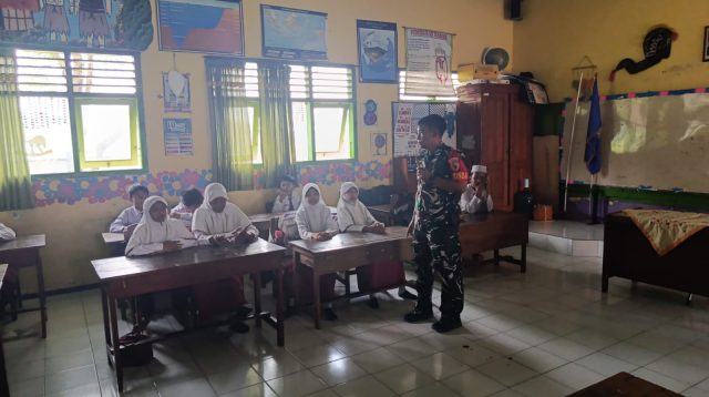 Babinsa Koramil Kota Jombang Tanamkan Patriotisme Sejak Dini di SDN 1 Kejambon