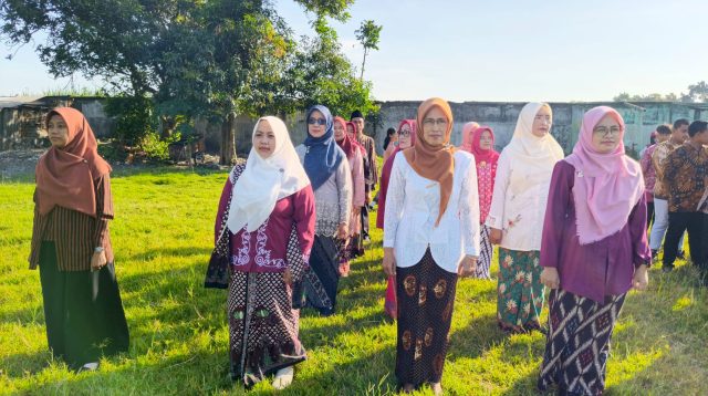 Berkebaya dan Berbusana Adat, Siswa dan Guru SMPN 1 Ngasem Peringati Hari Kartini