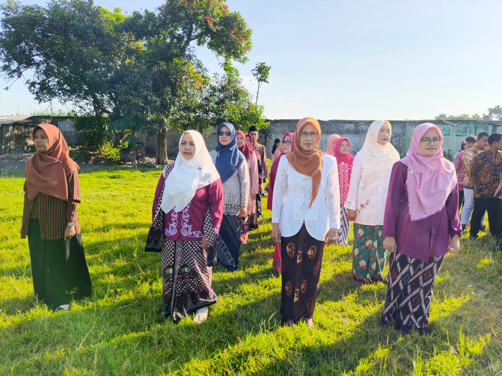 Berkebaya dan Berbusana Adat, Siswa dan Guru SMPN 1 Ngasem Peringati Hari Kartini
