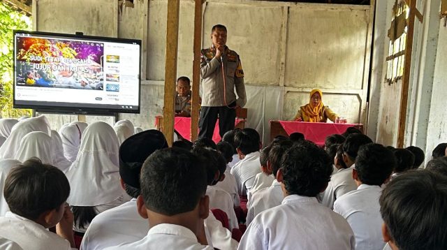 Polisi Edukasi Pencegahan Bahaya Bermain Petasan kepada Siswa SD