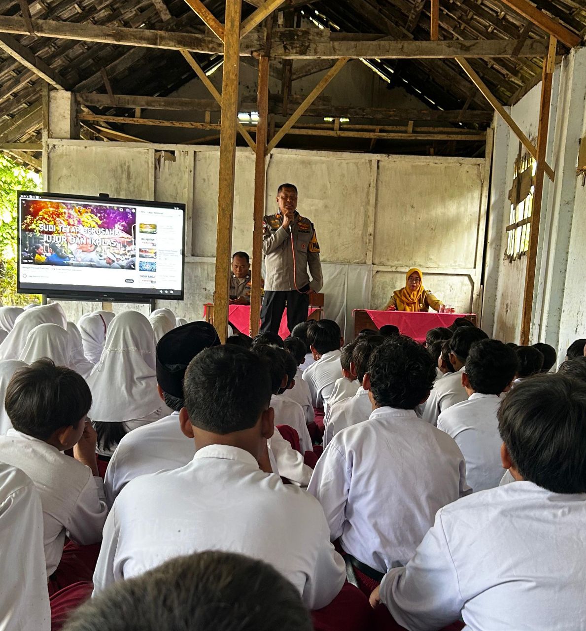 Polisi Edukasi Pencegahan Bahaya Bermain Petasan kepada Siswa SD