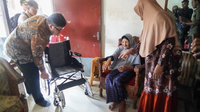 Bupati Kediri menyerahkan kursi roda pada Mbah Marsiyah.