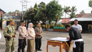 Kapolres Kediri pimpin apel besar sambut may day.
