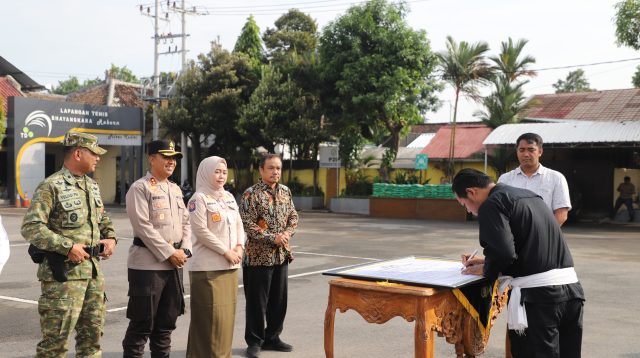 Kapolres Kediri pimpin apel besar sambut may day.